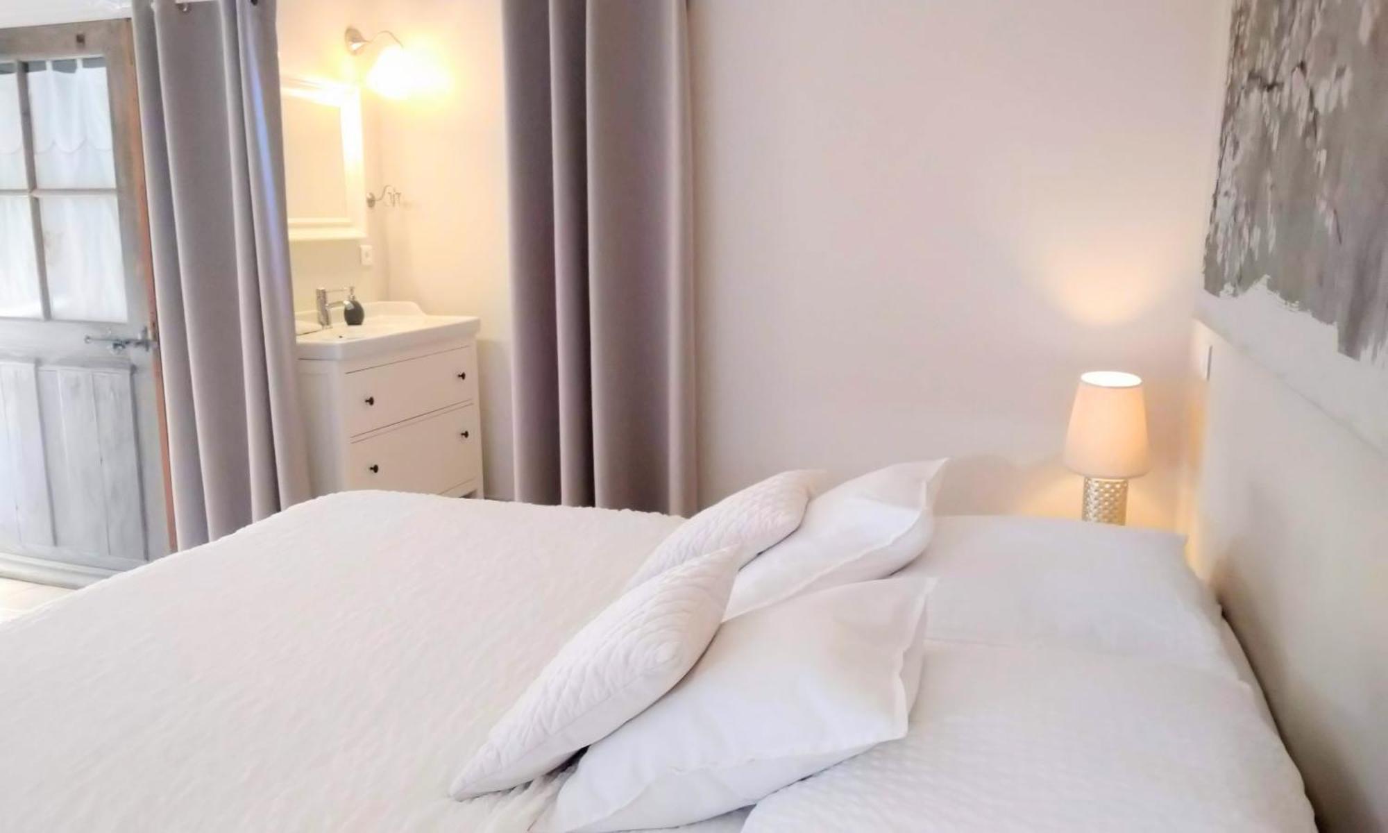 Отель La Ferme Les Eybrachas Reauville Номер фото