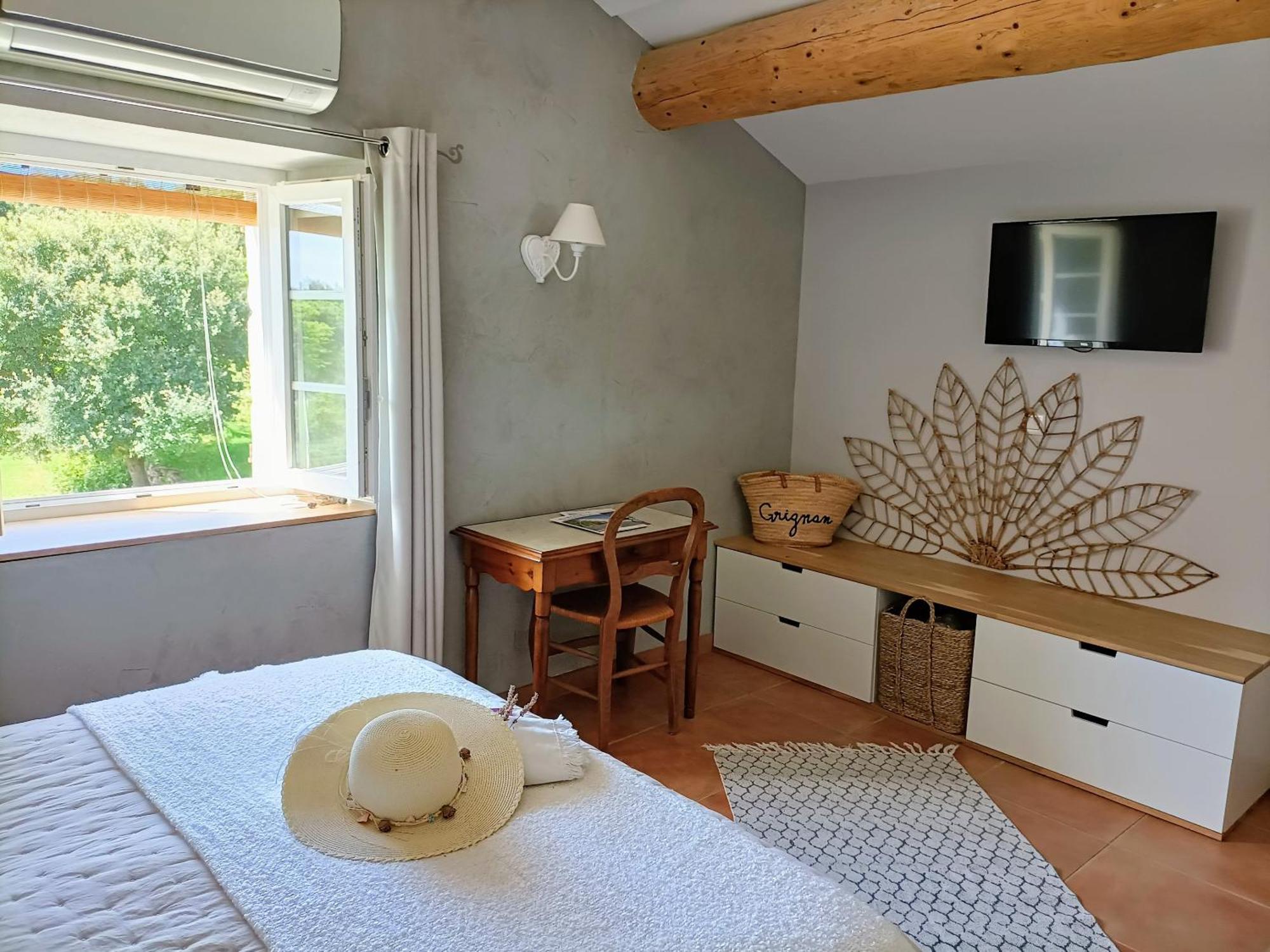 Отель La Ferme Les Eybrachas Reauville Номер фото